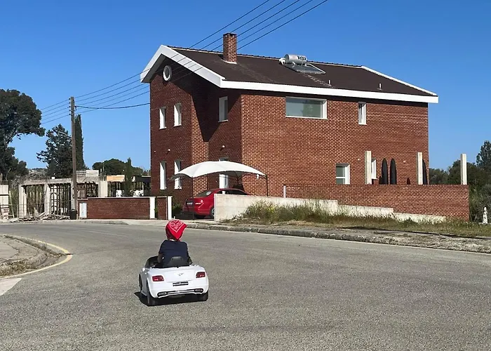 The Blue House לרנקה