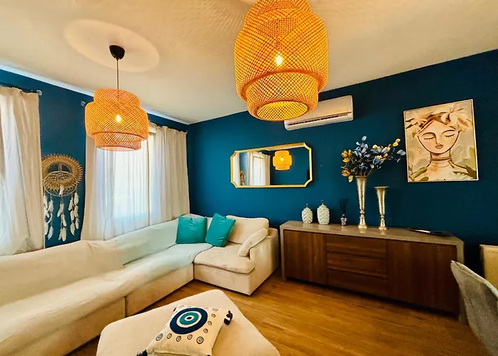 The Blue House * לרנקה