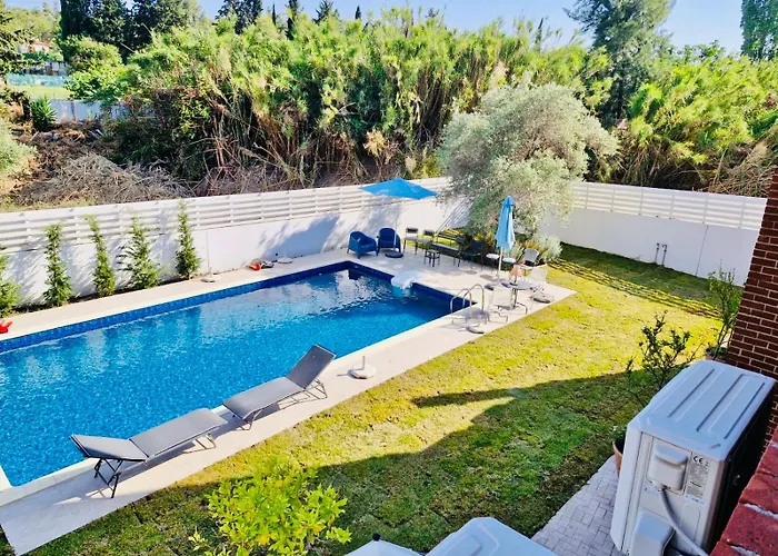 The Blue House לרנקה